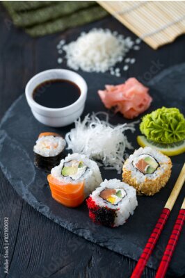 Papier peint  Sushi sur une assiette noire