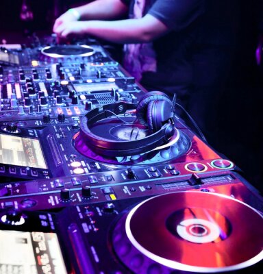 Table de DJ et musique forte