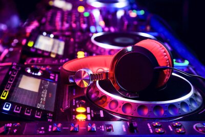 Table de mixage DJ et écouteurs