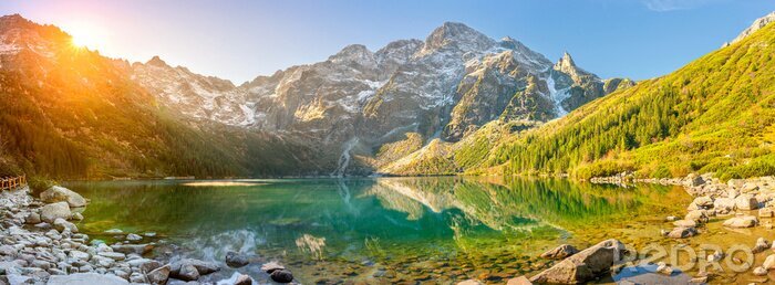 Papier peint  Tatra National Park, un lac dans les montagnes à l'aube du soleil. Pologne