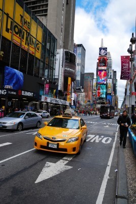 Papier peint  Taxi jaune devant le Times Square