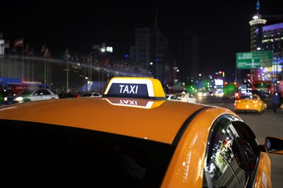 Papier peint  Taxi jaune la nuit
