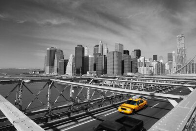 Taxi jaune sur le pont de Brooklyn