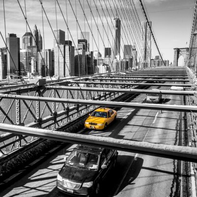 Taxi traversant le pont de Brooklyn à New York