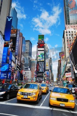 Papier peint  Taxis entre les immeubles colorés