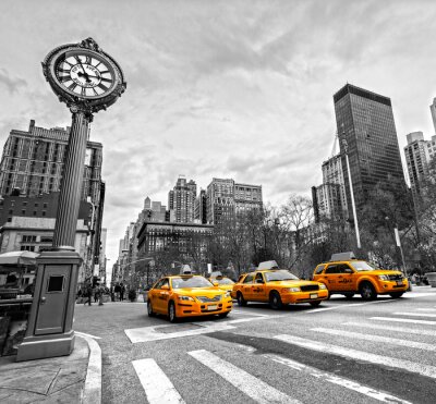 Taxis jaunes près de l'horloge
