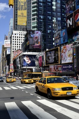 Papier peint  Taxis new-yorkais devant les gratte-ciels