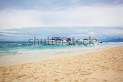 Papier peint  The cruise boats on the beach. The cruise boats parked near the sandy shore. Horizontal outdoors shot. 