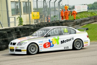Papier peint  Thruxton, Royaume-Uni - 1 mai 2011: West Surrey Racing Team BMW conduite par Nick Foster au Championnat britannique des voitures de tourisme à Thruxton, Royaume-Uni