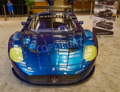 Papier peint  TORONTO-FEBRUARY 15: Exhibition of the  Maserati  MC12 Corsa during  the Toronto's International Auto Show 2013. The show is arriving to 40 years this 2013.
