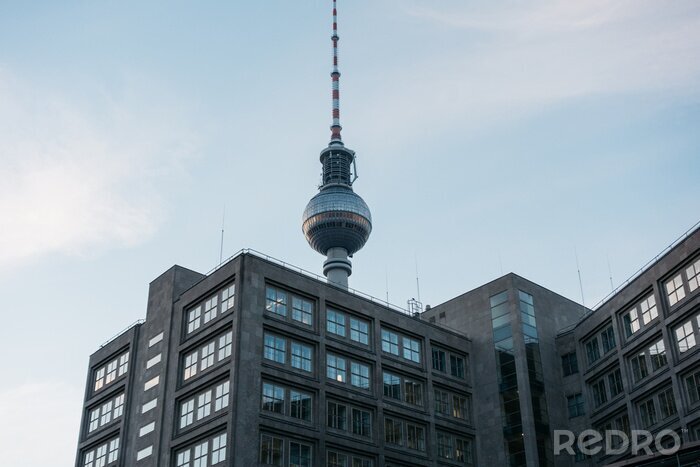 Papier peint  Tour de télévision derrière les immeubles de Berlin