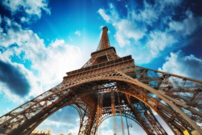 Papier peint  Tour Eiffel sur fond de nuages