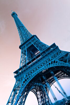 Papier peint  Tour Eiffel sur fond du ciel