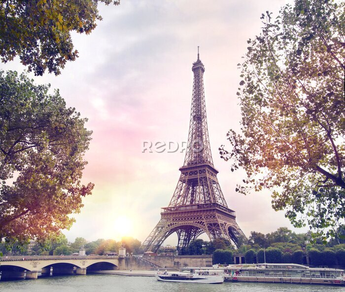 Papier peint  Tour Eiffel sur un ciel pastel