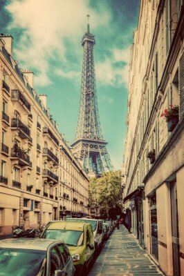Tour Eiffel vu de la rue à Paris, France. Cru