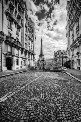 Tour Eiffel vu de la rue à Paris, France. Noir et blanc