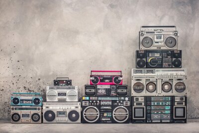 Tour rétro vieille école conception ghetto blaster boombox stéréo radio magnétophone à cassettes tour à partir des années 1980 avant fond de mur en béton. Photo filtrée de style vintage