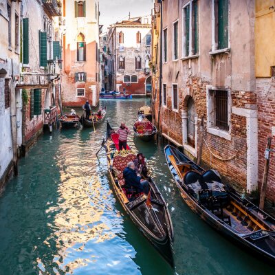 Touristes sur des gondoles à Venise