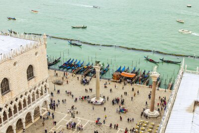 Touristes sur une place à Venise