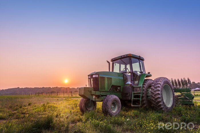 Papier peint  Tracteur dans un champ sur une ferme du Maryland au coucher du soleil