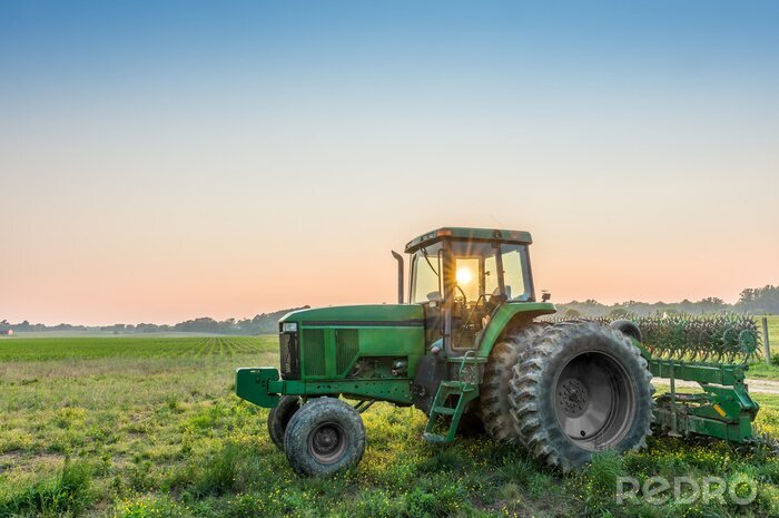 Papier peint  Tracteur dans un champ sur une ferme du Maryland près du coucher du soleil