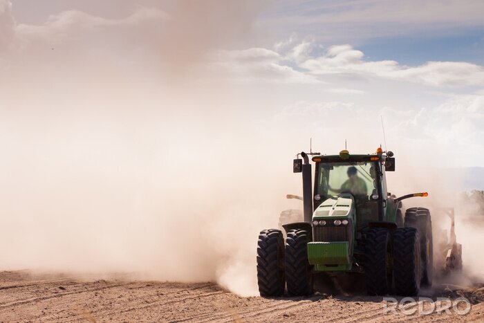 Papier peint  Tracteur dans une ferme sec poussiéreux