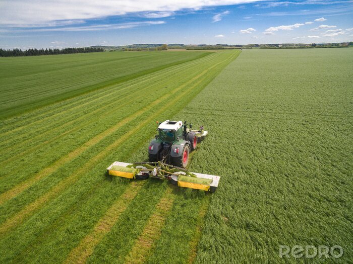 Papier peint  tracteur moderne travaillant sur le terrain agricole - labour tracteur et semis dans le domaine agricole - vue aérienne - vue de haut haut