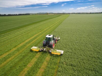 Papier peint  Tracteur moderne travaillant sur le terrain agricole - labour tracteur et semis dans le domaine agricole - vue aérienne - vue de haut haut
