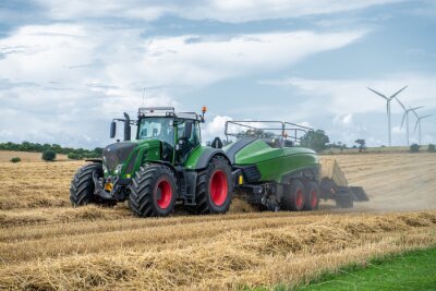 Papier peint  Tractor working in field