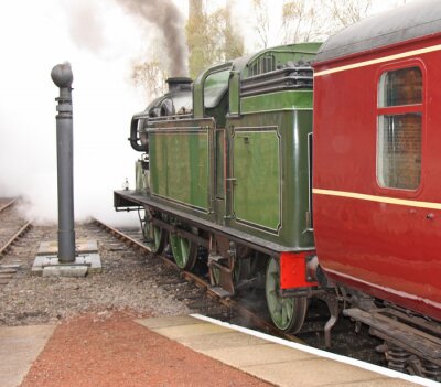 Train à vapeur coloré au départ