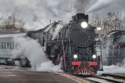 Train à vapeur noir en automne