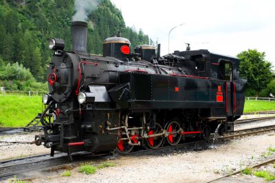 Train à vapeur noir et rouge arrière-plan forêt