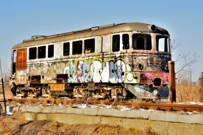 Papier peint  Train ancien avec graffitis de couleur