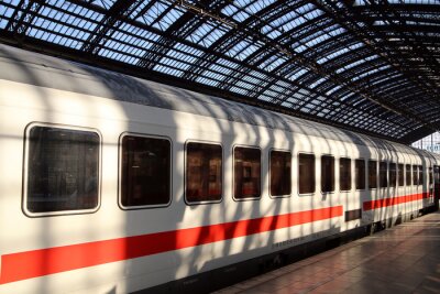 Papier peint  Train blanc et rouge dans une gare moderne