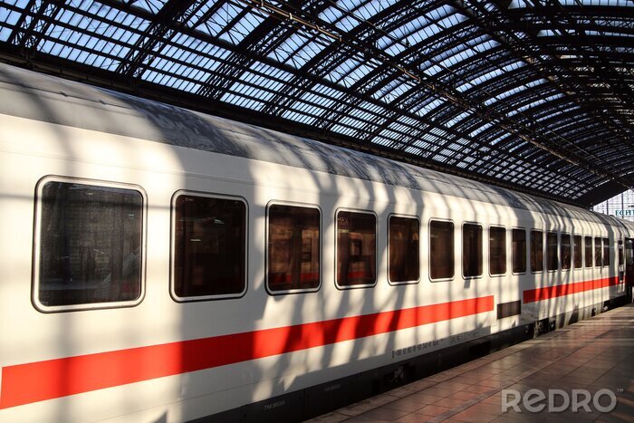 Papier peint  Train blanc et rouge dans une gare moderne