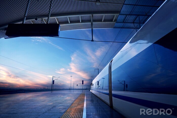Papier peint  Train dans une gare au crépuscule