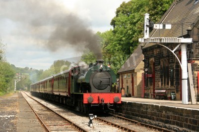 Papier peint  Train dans une gare ferroviaire