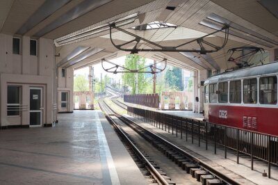 Papier peint  Train dans une gare moderne