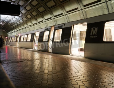 Papier peint  Train dans une station de métro sombre
