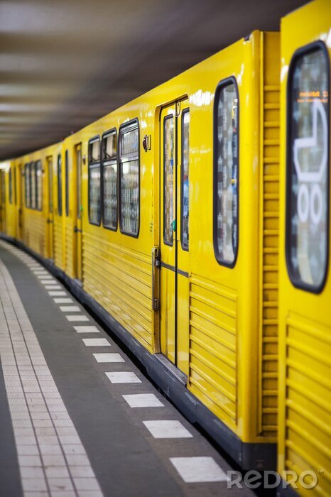 Papier peint  Train de métro jaune