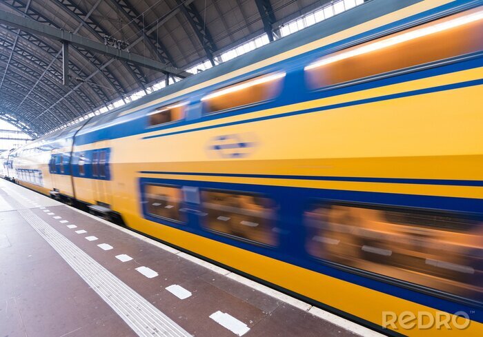 Papier peint  Train en mouvement rapide à la gare centrale d'Amsterdam