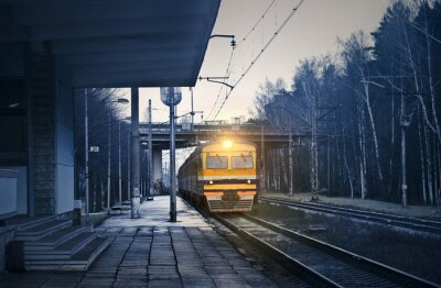 Papier peint  Train jaune paysage sombre