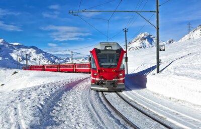 Papier peint  Train rouge dans un paysage hivernal