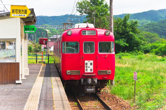 Papier peint  Train rouge dans une petite gare