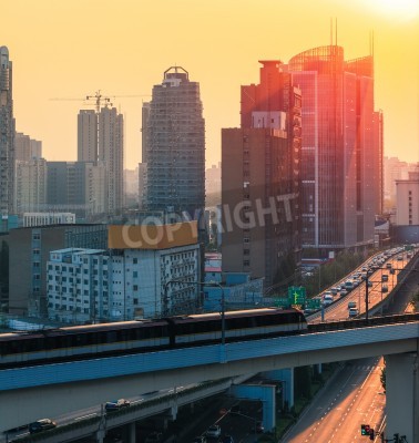 Papier peint  Train roulant à toute vitesse au-dessus des rues