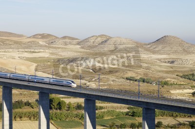 Papier peint  Train roulant à toute vitesse sur un grand viaduc