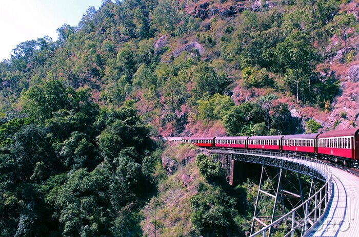 Papier peint  Train sur le viaduc dans les montagnes
