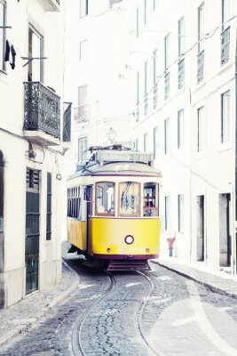 Papier peint  tram jaune antique dans les rues de Lisbonne, Portugal