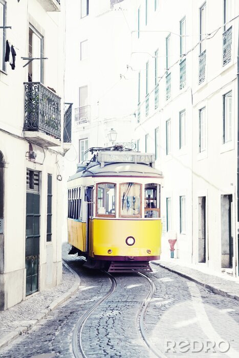 Papier peint  tram jaune antique dans les rues de Lisbonne, Portugal