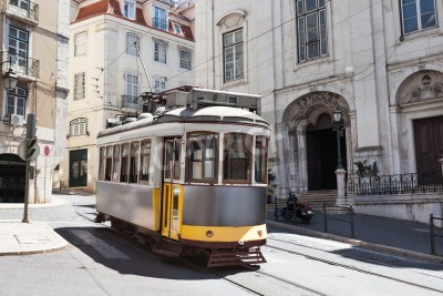 Papier peint  Tramway classique dans la rue dans la ville; Portugal; Europe